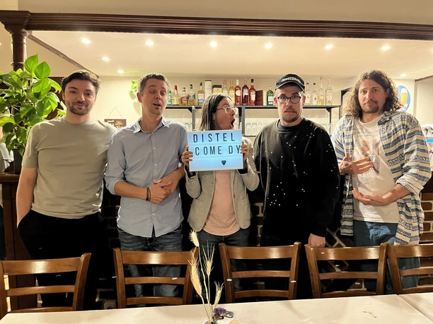 Foto mit Schild Distel Comedy vor Bar.jpg
