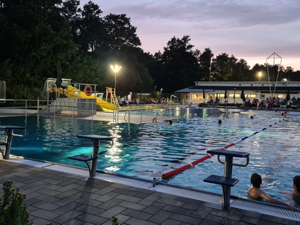 Freibad bei Nacht