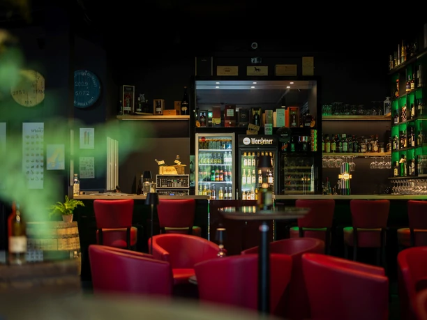 Sitzgruppen und Getränke in der Whisky-Lounge Willingen