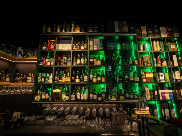 Regale mit Whisky in der Whisky-Lounge Willingen