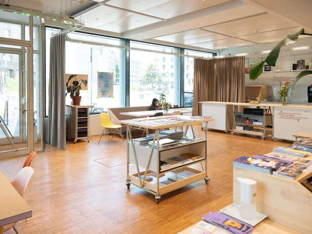 Crespo Open Space in Frankfurt: Bücher, Tische und sitzende Person