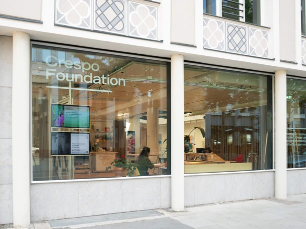 Crespo Foundation in Frankfurt: Glasfassade mit Ausstellungsplakaten