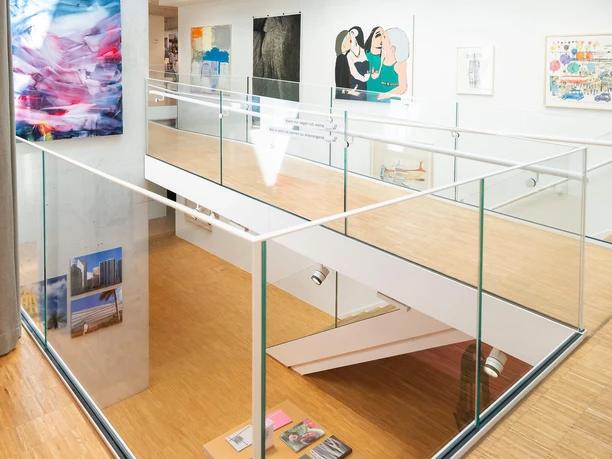 Crespo Open Space in Frankfurt: Galerie mit Kunstwerken und Glasgeländern