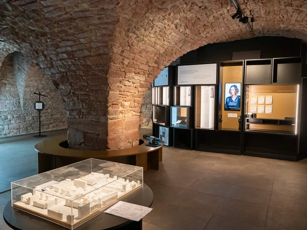 Golden Apple in Frankfurt: vaulted cellar with model and media station