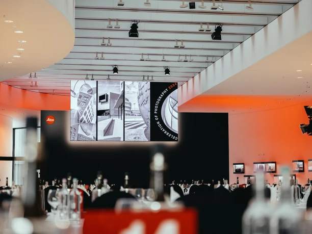 Leica Welt_2(c)Leitz-Park Marketing GmbH-Alle Rechte vorbehalten.jpg Eingedeckter Tagungsraum mit Fotomotiven.