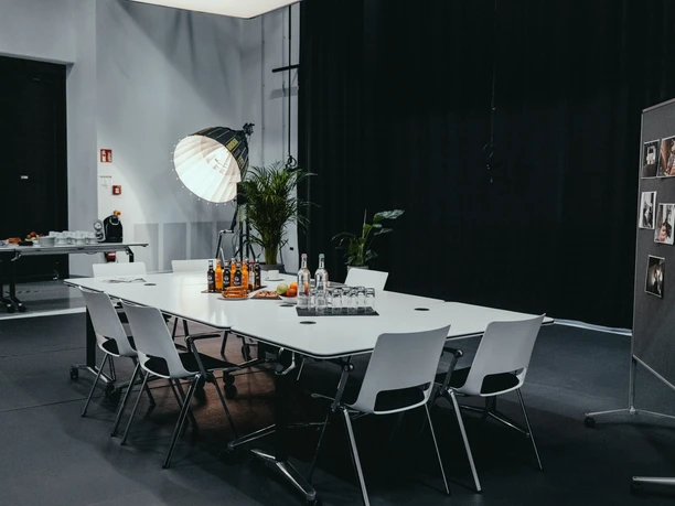 Leica Welt_3(c)Leitz-Park Marketing GmbH-Alle Rechte vorbehalten.jpg Tagungsraum im Format eines Foto-Studios.
