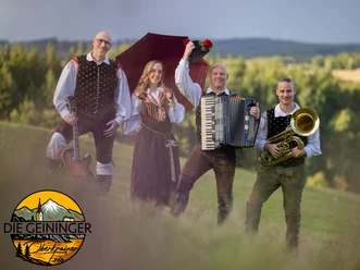 Vier Musiker der Geininger in Tracht mit Gitarre, Akkordeon und Tuba vor grüner Landschaft