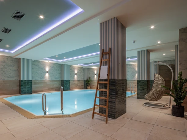 VanderValkHotel_Schwimmbad_Leiter.jpg