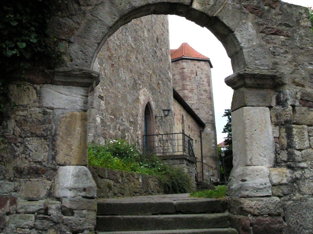 Stiftskirche Aussenareal, Eingang früher Todtenhof.png