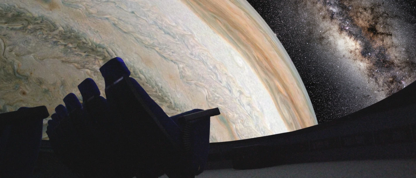 Man sieht eine Nachaufnahme eines Planeten im Planetarium.