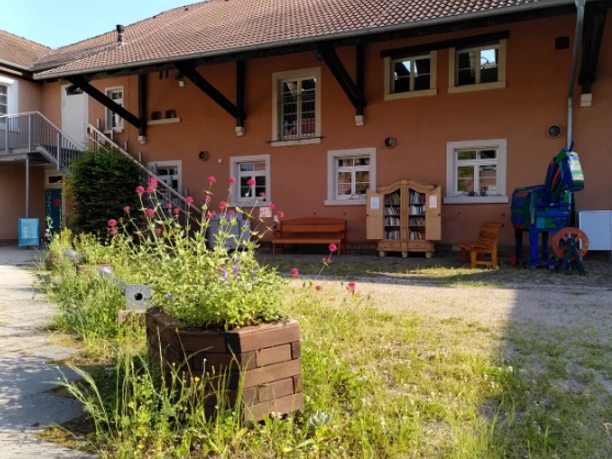 Außenansicht der Illenau Werkstätten mit Grünbereich