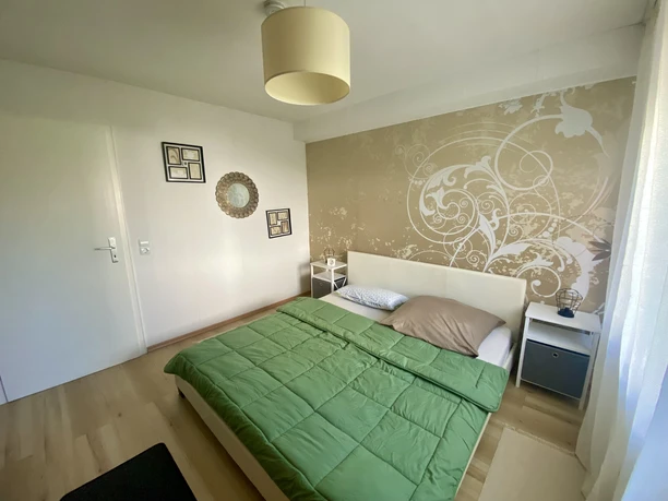 Schlafzimmer mit Doppelbett (1).jpg