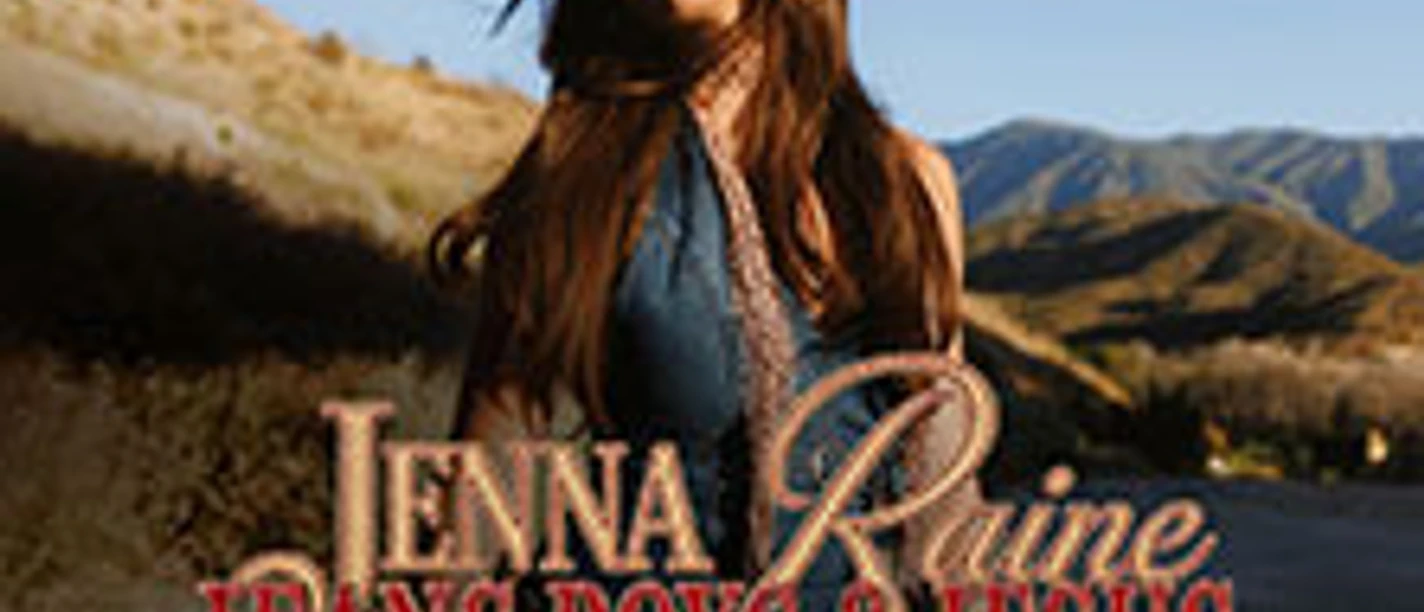 Porträt von Jenna Raine vor Berglandschaft mit Schriftzug „Jeans Boys & Jesus Tour“