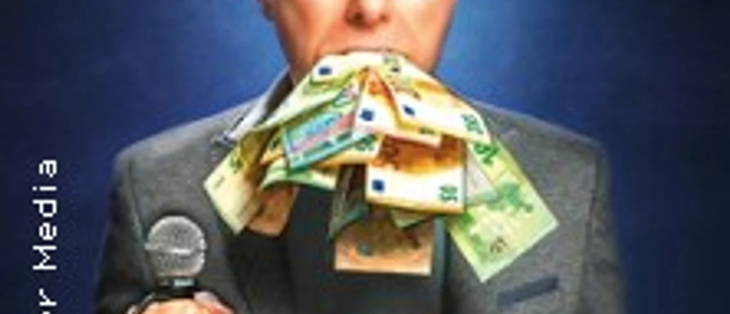 Ludger K. im Anzug mit Mikrofon und Geldscheinen im Mund vor dunklem Hintergrund