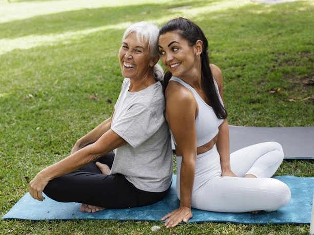 Mutter und Tochter machen gemeinsam Sport im Park