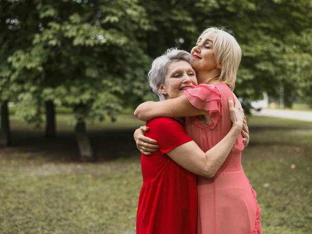 Mutter und Tochter umarmen sich