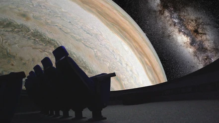 Innenkuppel des Planetariums mit Bestuhlung. Projektion eines Planeten und des Weltalls.