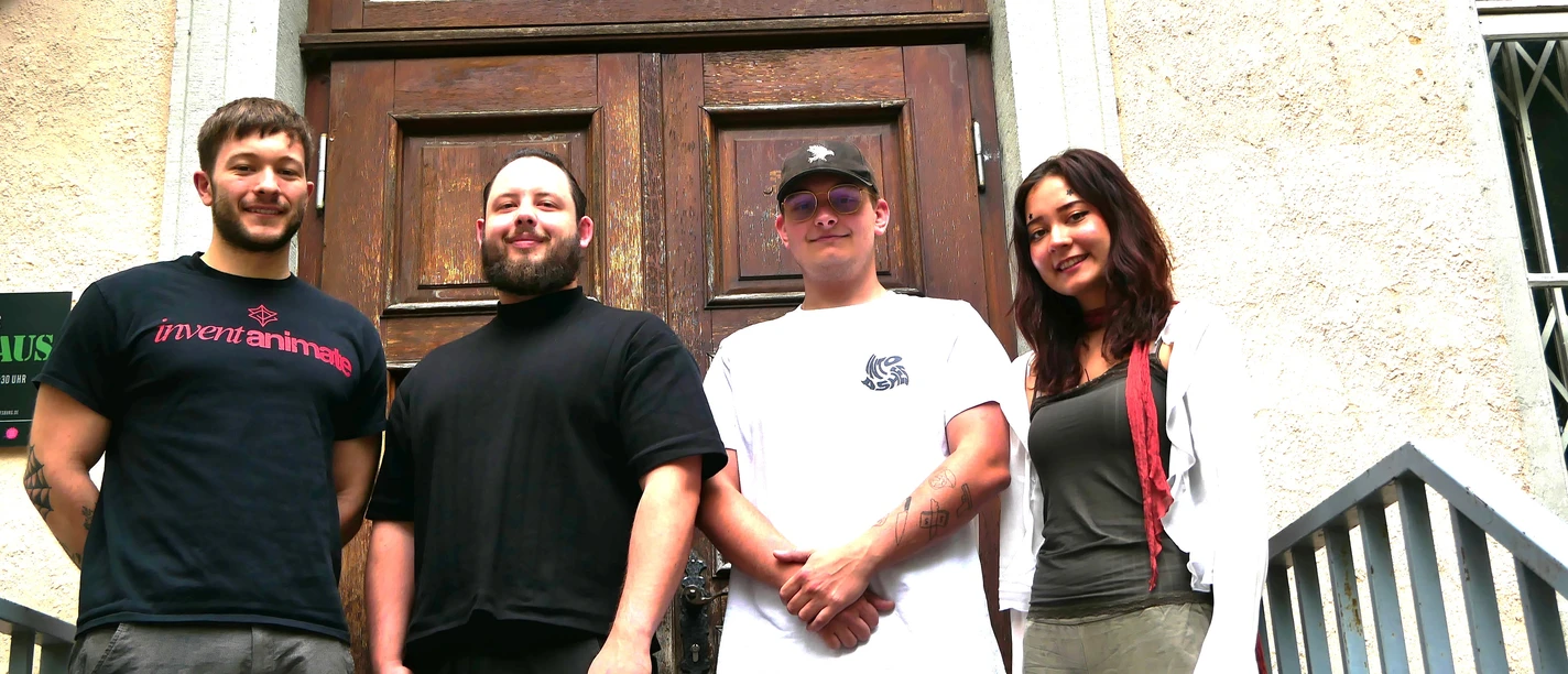 Joel, Felix, Hannes und Gulnisa (v.l.n.r.) vom Aktionsrat „Forsthaus“ Fallersleben, der die Revolutionsdisco veranstaltet, Foto: Hoffmann-von-Fallersleben-Gesellschaft e.V./Frank Haufe