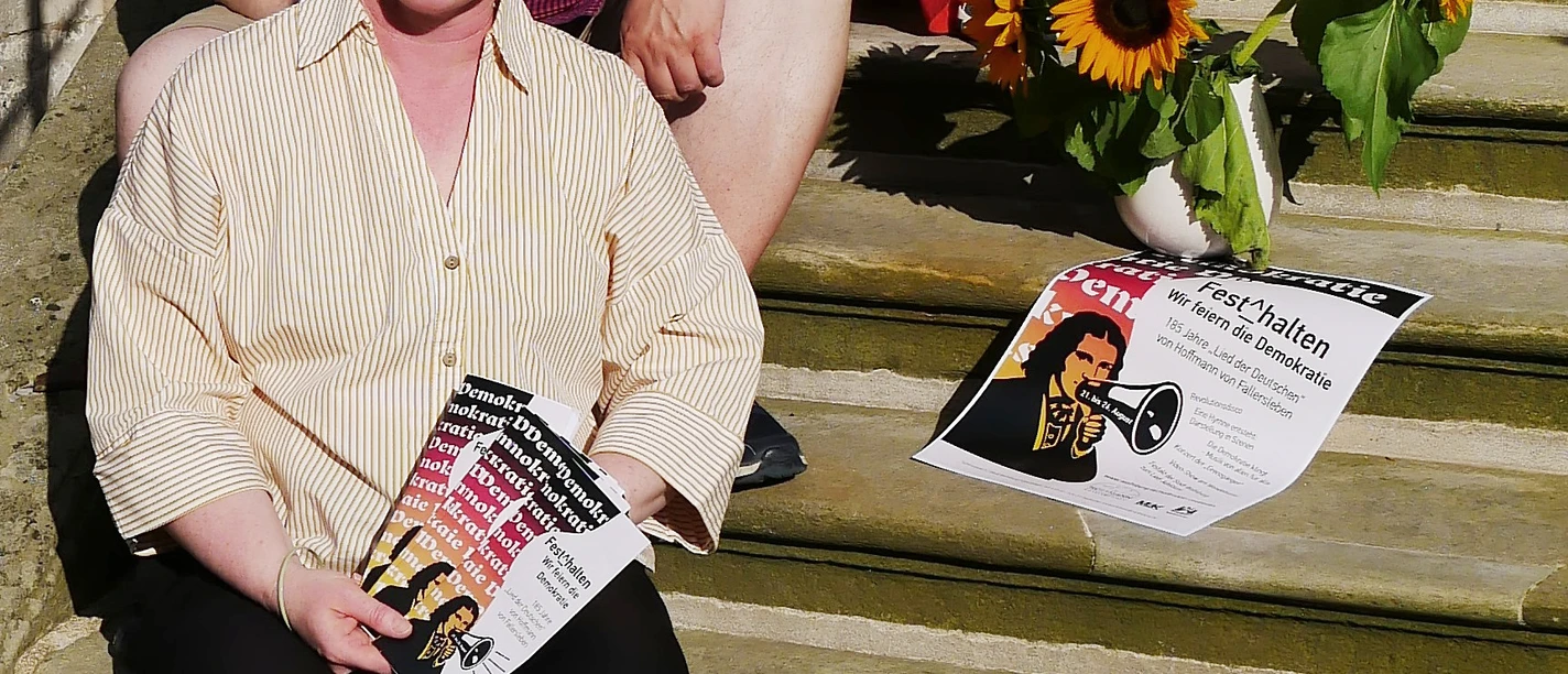 Nicole Trnka vom Hoffmann-von-Fallersleben-Museum im M2K, Frank Haufe und Christina Dykan Andrés von der Hoffmann-von-Fallersleben-Gesellschaft (von hinten nach vorn) laden ein zu „Die Demokratie klingt wie …“, Foto: Natascha Haufe