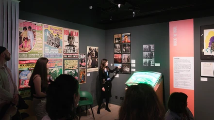 Museumsführung vor Rock’n’Roll-Plakaten in der Wim-Wenders-Ausstellung im DFF