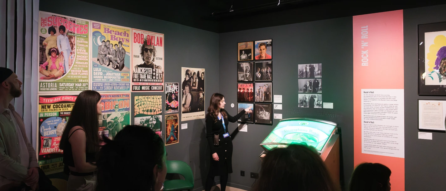 Museumsführung vor Rock’n’Roll-Plakaten in der Wim-Wenders-Ausstellung im DFF