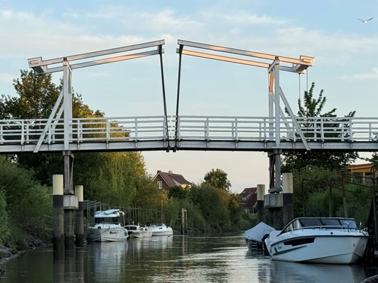 2025-06-Hogendiekbrücke-vom-Wasser-16-9.jpg
