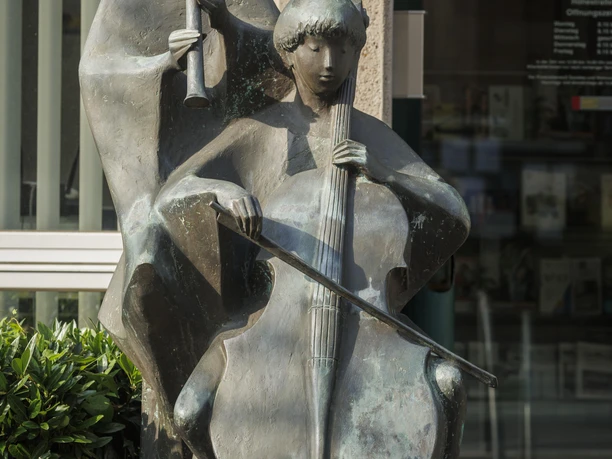 Bronzeskulptur „Musizierende Kinder“ mit Flöte und Cello vor der Stadtverwaltung Burscheid