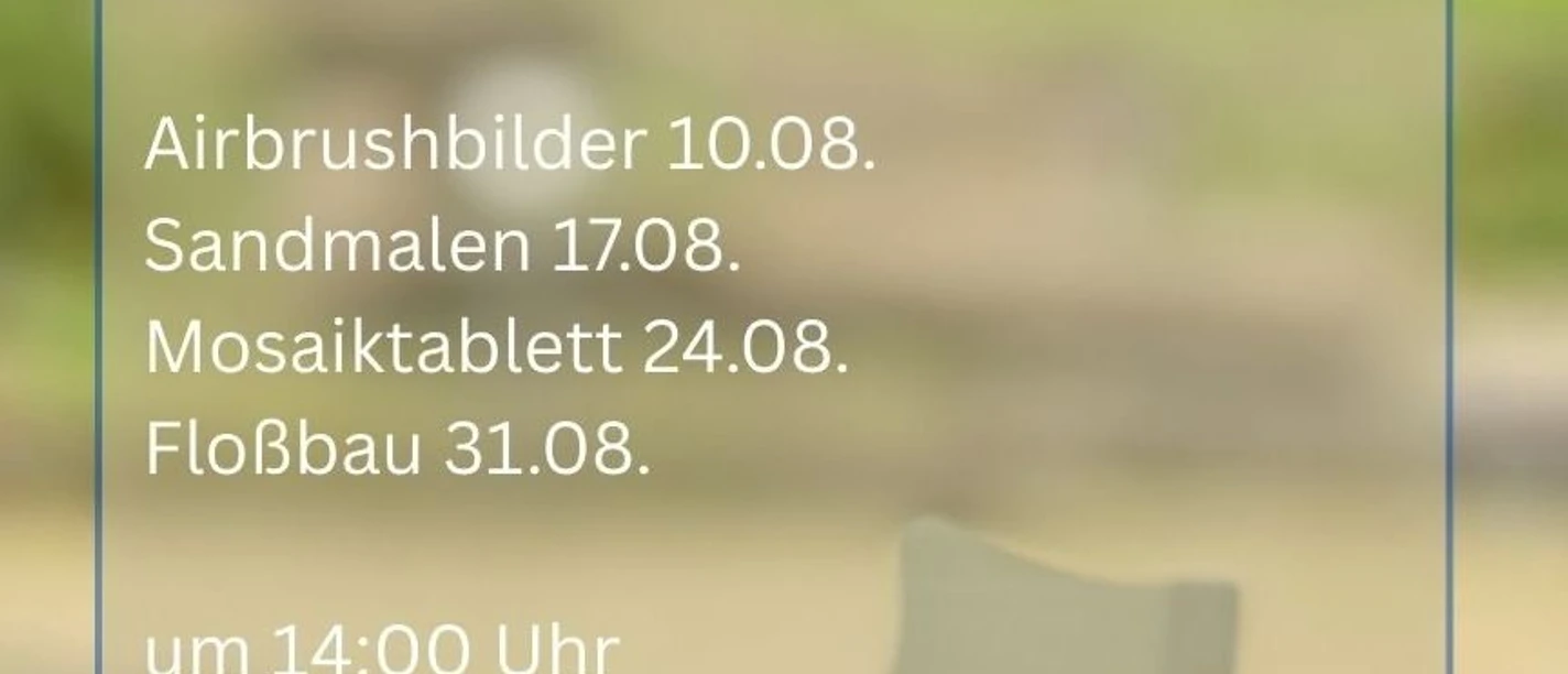 Selbstgebasteltes Floß auf einem Tisch mit Buntstiften