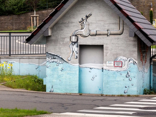 Bemaltes Regenüberlaufbecken mit Wasserhahn-Motiv am Bergischen Kreisel in Hückeswagen