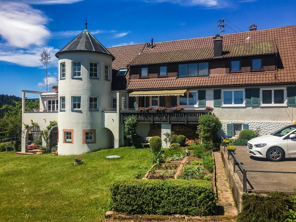 Haus Linde, Südseite mit Parkplatz