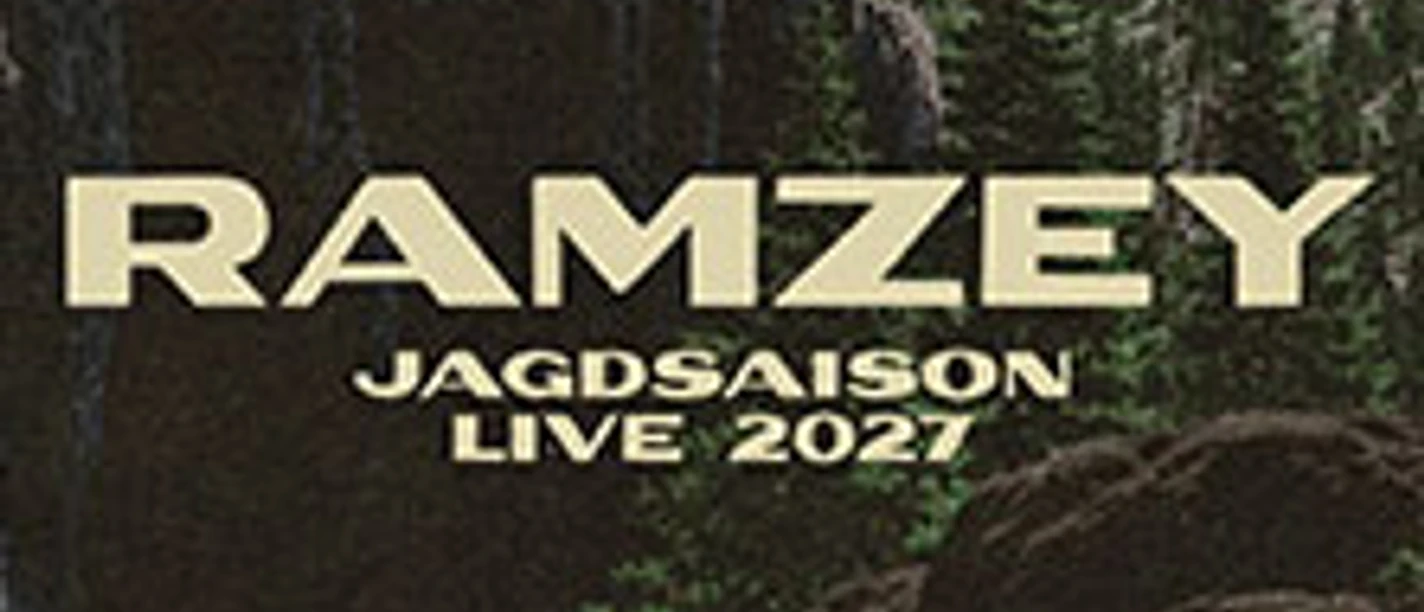 Konzertmotiv „Ramzey Jagdsaison Live 2027“ vor dunkler Felslandschaft mit Wasserfall