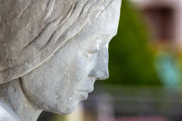 Nahaufnahme der Steinskulptur „Frau am Brunnen“ in Wipperfürth, Profil mit feinen Zügen
