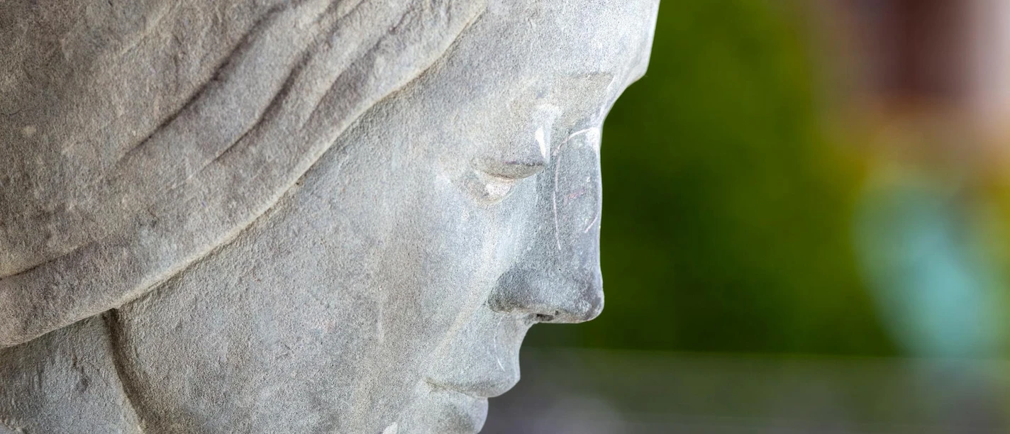 Nahaufnahme der Steinskulptur „Frau am Brunnen“ in Wipperfürth, Profil mit feinen Zügen