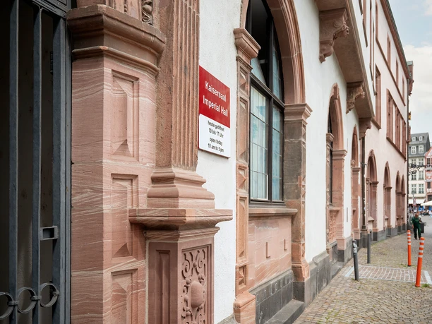 Eingang zum Kaisersaal im Römer mit Sandsteinfassade und Blick auf den Frankfurter Römerberg