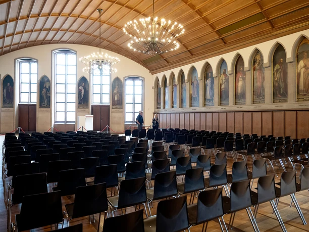 Kaisersaal im Römer mit Stuhlreihen, Kronleuchtern und Kaiserporträts an den Wänden