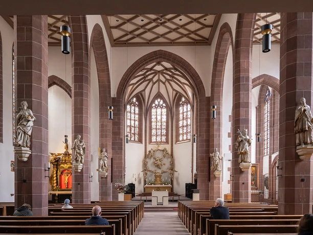 Innenraum der Liebfrauenkirche mit gotischen Bögen, Kirchenbänken und Altar