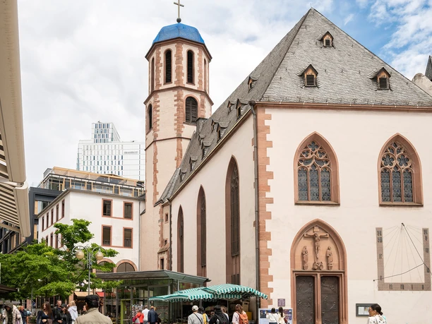 Liebfrauenkirche in Frankfurt mit Turm, gotischen Fenstern und belebter Straße