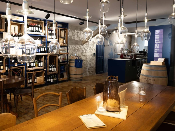 chez-grisoni-vinothek-tische-ambiente.jpg