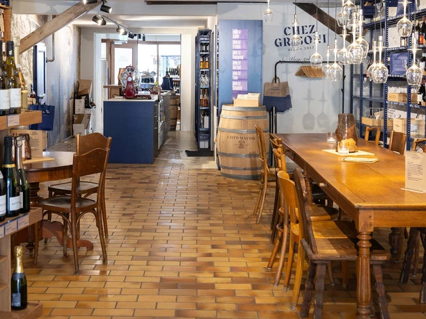 chez-grisoni-vinothek-weinauswahl-tisch.jpg