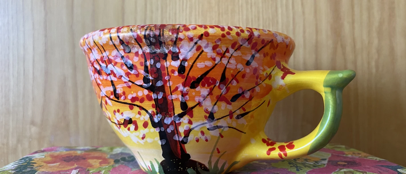 Bunte Tasse mit Baummotiv
