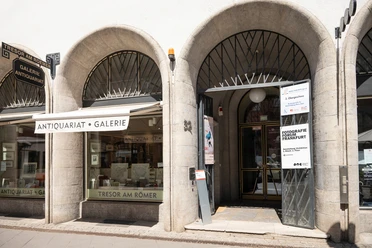 Eingang des Fotografie Forum Frankfurt in historischen Arkaden neben Antiquariat und Galerie