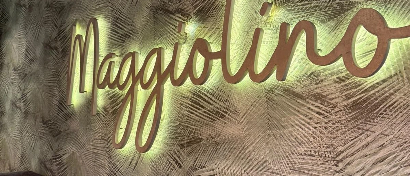 Maggiolino-Schrift-Wand.jpg Maggiolino-Schrift-Wand.jpg