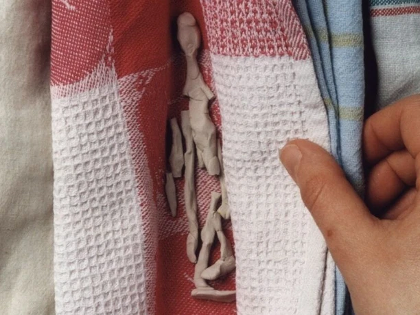 tuch-mit-tonfigur.jpg