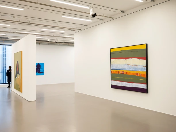 Ausstellungsraum im TOWER MMK mit farbigen Gemälden an weißen Wänden