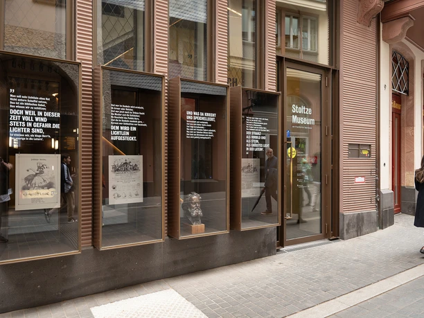 Außenansicht des Stoltze-Museums mit Schaufenstern, Zitaten und Eingang in Frankfurt