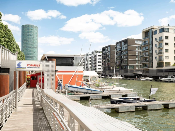Kombüse am Westhafen mit Steg, Booten und Frankfurter Skyline im Hintergrund