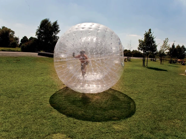 Rund geht es beim Zorbing.