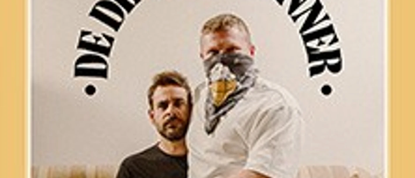 Plakat zur Podcast-Show „De Ding & De Anner“ mit zwei Männern vor beigem Hintergrund