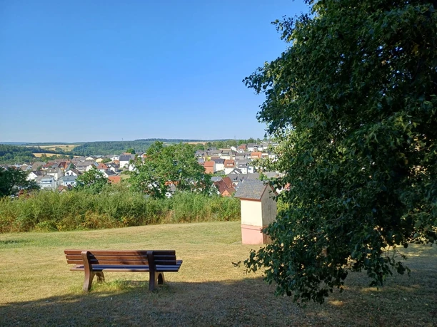 Graf-Hanse-Weg_Ausblick mit Bank.jpg