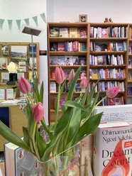 Blick in den dekorierten Buchladen mit einer Vase Tulpen